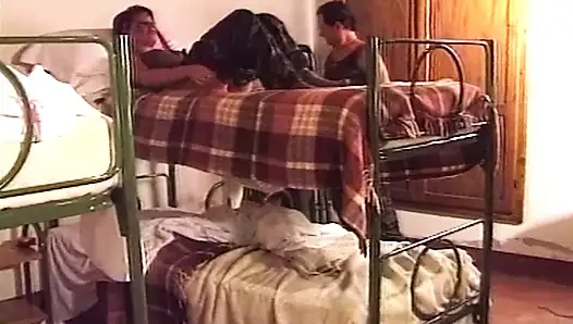 Olgun esmer çılgınca işiyor ve şişkin rosebud'a gösteriş yapıyor