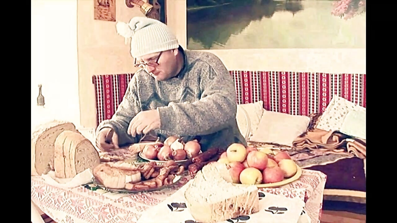 Yaşlı adam çift amına boşalmasıyla sikişiyor