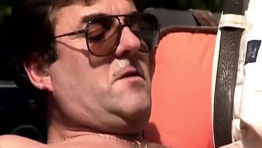 Büyük memeli Alman bebek açık havada sert sikiliyor