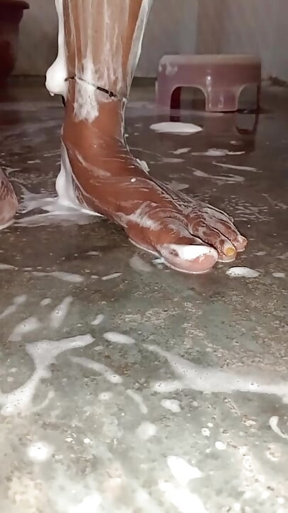 Ateşli Hintli evli kadın banyo yapıyor