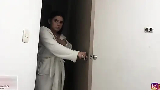 Azgın üvey anne üvey oğluna tam hikayeyi nasıl sikmesini öğretiyor