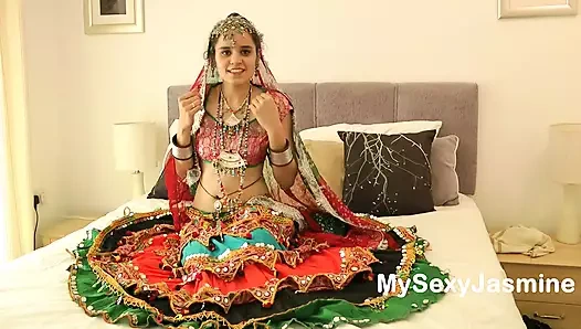 Sevimli gujarati Hintli güzel Jasmine garba elbiseli striptiz gösterisi yapıyor