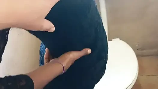 En ateşli sakso ve tuvalette domaltarak sikiş