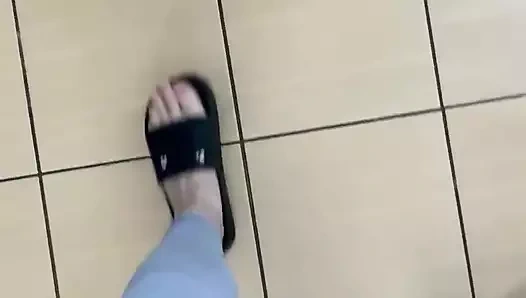 Bakış açısı: gri taytla yürürken terlik sesi