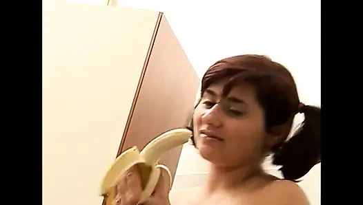 Tatlı genç kız üvey babası tarafından mutfakta sikiliyor