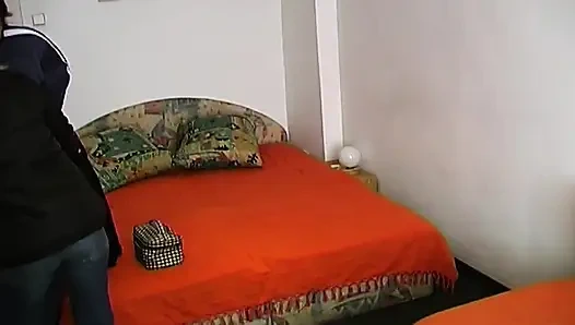 Azgın orta yaşlı seksi kadın kalın yarağa biniyor ve patlamalı orgazm oluyor