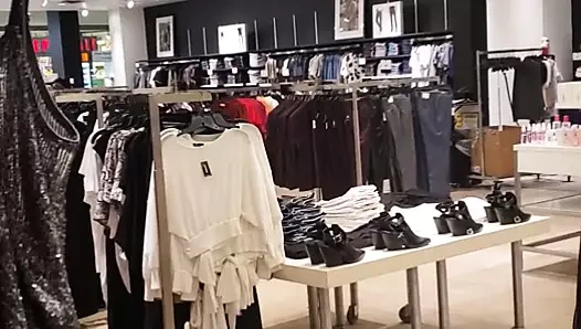 Alışveriş merkezinde elbiseleri denerken eğlendim