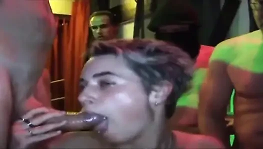 Sıska olgun hatun birden fazla zonklayan yarakla genişletiliyor