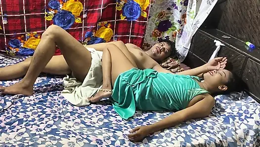 Olgun Hintli adam 18 yaşındaki genç desi baldızını sikiyor