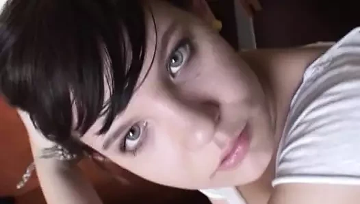 Seksi Alman kaltak büyük bir dildoyla kendini dolduruyor