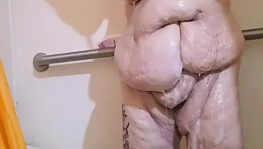 Dökülen duşta o çiçeği yutuyor