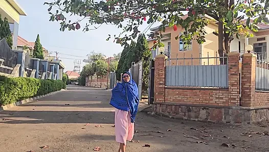 ARAP KıZ YOLUN YANıNDA DıŞARı FıŞKıRTMAYA ÇALıŞıYOR