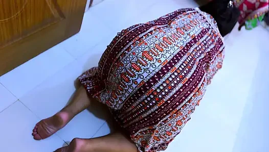 Güzel Mısırlı ateşli üvey anne masanın içine sıkıştı şimdi benden sert anal istiyor!