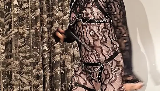 Ateşli orta yaşlı seksi kadın yapay penisin tadını çıkarıyor