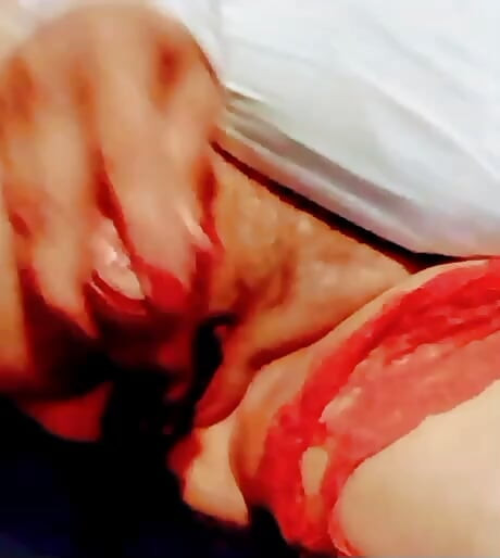 Amcık kızıl şeytan dildosunu sikiyor