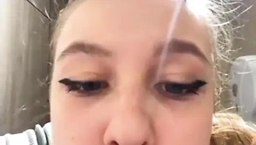 Aşırı fışkırtma. Kamerada oturuyor ve anal parmaklıyor