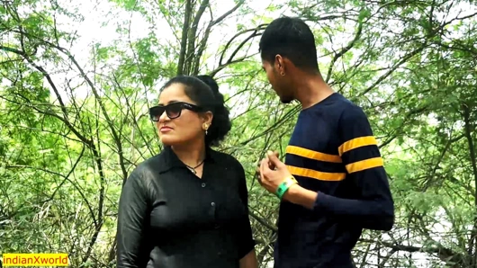 Köylü yenge evli olmayan devar ile ormanda seks yapıyor! Desi Sex