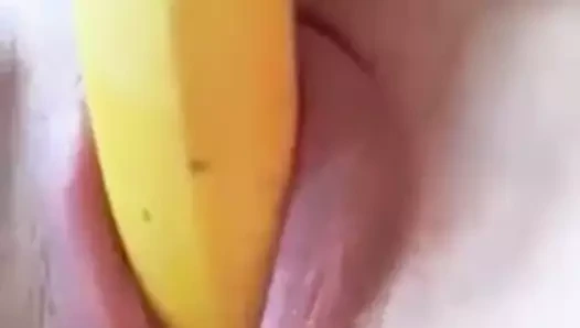 Dawn samuse un beau avec un fruit