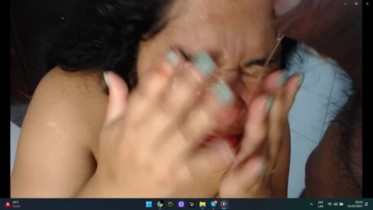 Komşum yüzüme pissing ve bana lezzetli boşalmak büyük bir yük vererek beni aşağılıyor, boşalmayı yutmayı seviyorum