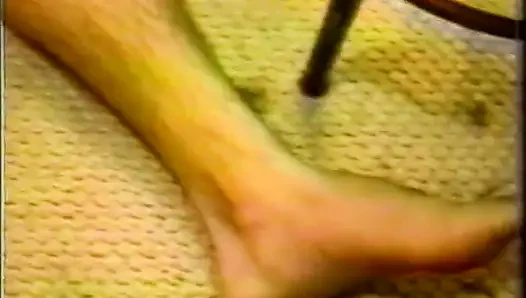 Seksi sürtük deliklerini arkadan siktiriyor ve amına boşalmak için inliyor