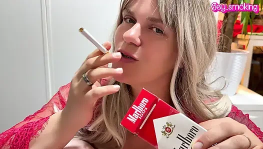 Marlboro 100'lerin kraliçesi sigara içiyor ve Almanca edepsizce konuşuyor