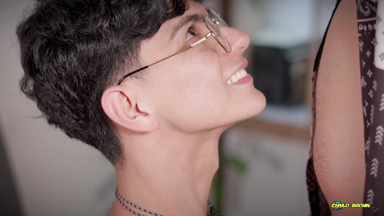 ÖĞRETMEN KıZıN KıYAFETLERINI GIYDIĞI IÇIN FEMBOY ÖĞRENCIYI SIKIYOR