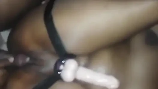 Sırayla dildoyla birbirini sikiyor ve birlikte boşalıyor