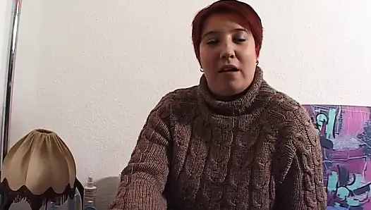 Ahegao trans sürtük yarağı okşuyorken götünü parmaklıyor