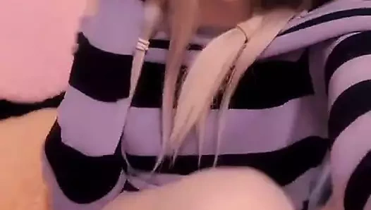 Benimle yatak odamın zemininde takılmak ister misin??