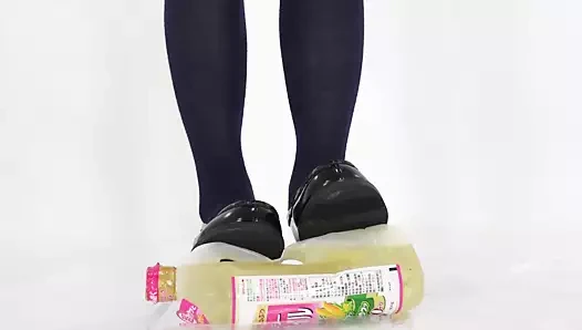 Kız ezmek yağ şişesi