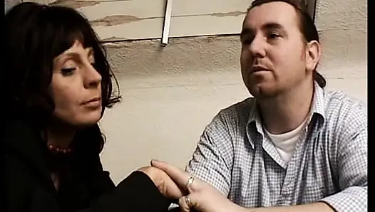 Ateşli Alman esmer seksi genç erkek avcısının önünde sert sikiliyor
