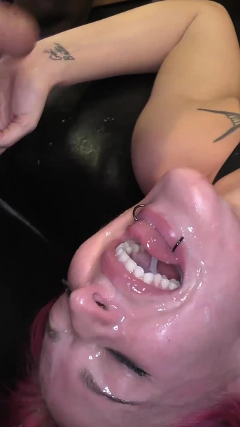 Грудастую татуированную милфу жестко трахает группа хуй