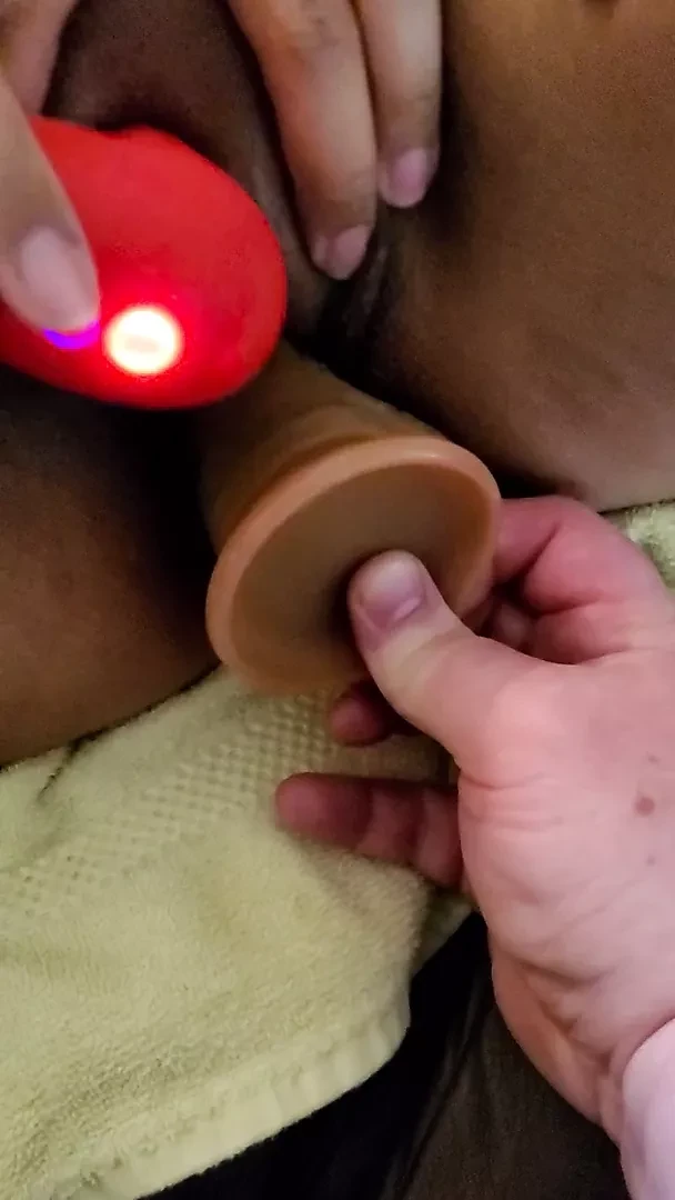 La esposa asiática disfruta de un consolador nuevo y juguetes para chuparle la clit hasta un orgasmo brutal
