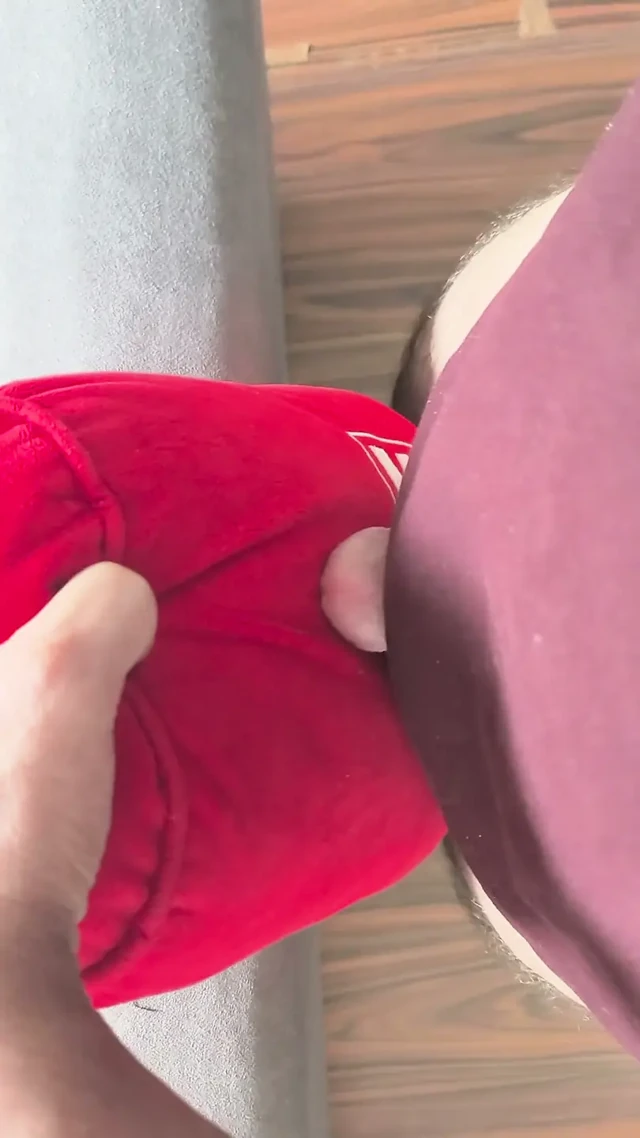 Yastığı ovma ve sert bir yarak heyecanı