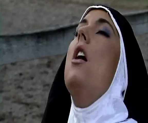 Doğal saçlı esmer Alman orta yaşlı seksi kadın sapık sahnesinde anal sikiliyor