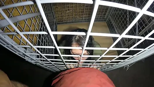 Kafese sıkışan genç Asyalı biri kurtarıldı ve onun yerine sikildim