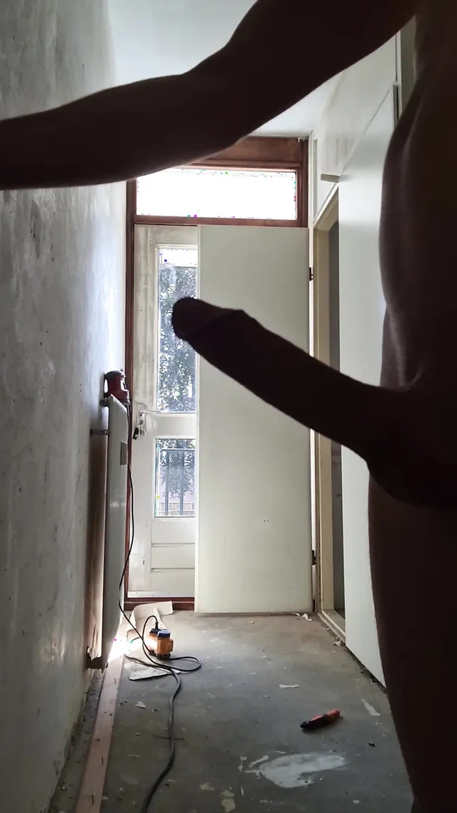 Göt tıkacıyla oynuyor