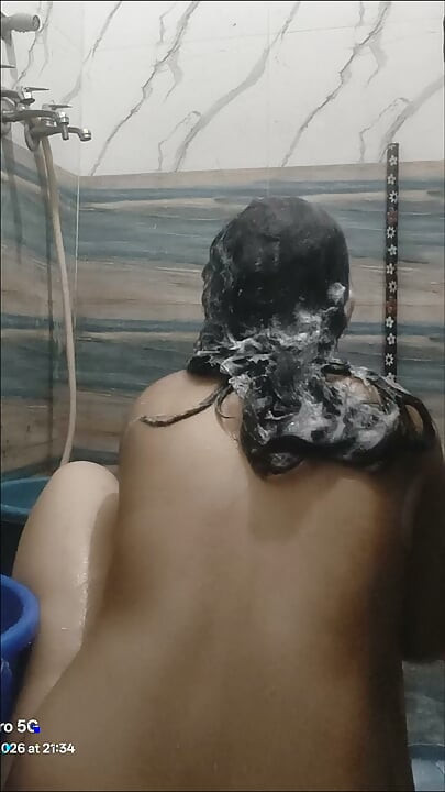 Desi bhabhi duş alırken göğüslerini ve amını gösteriyor