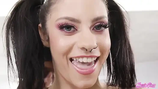 Melody Foxx mavi külot giyerek yağlanmış butty'sini twerk ediyor!