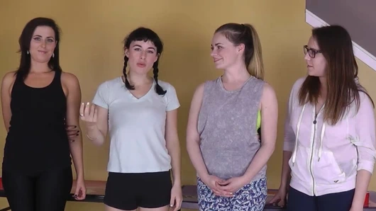 Cesur bir striptiz Hava Pong hareketi rakibinin vuruşunu çıldırtıyor