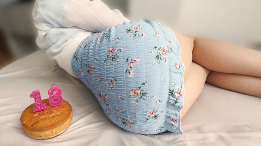 "Bugün 18 yaşına basıyorum üvey babam, seksin nasıl bir his olduğunu göster, arkadaşlarımı kıskanıyorum"