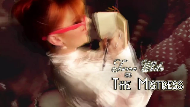 Женщины надругались над женщиной, используя страпон