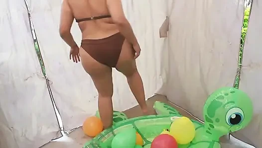 Açık havada üzerime su dolu balonlar attırıyor - tavşan tezgahçı