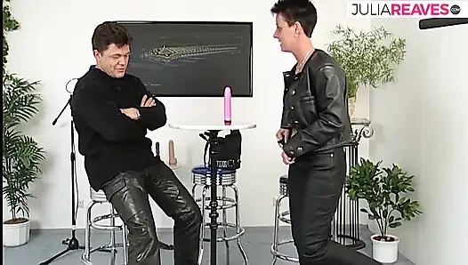 Seksi hatun dildoyla sikilirken eğiliyor