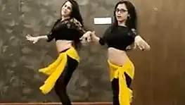 seksi zıplayan göğüsler dans