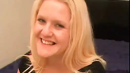 Şişman orta yaşlı seksi kadının amının içinde büyük bir siyah yarağa ihtiyacı var