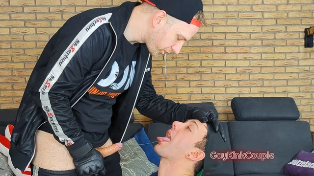 Я показываю ему его место, унижая и используя его