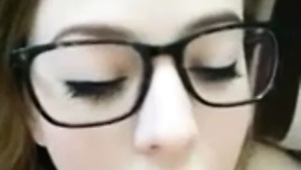 gazları emen sevimli kız