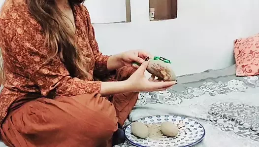 Desi aunty becerdin ve emdi süre peeling patates ile clear hindi audio