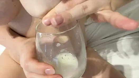 Göğüslerini sağmaya başladı... Ve gelmeye devam etti